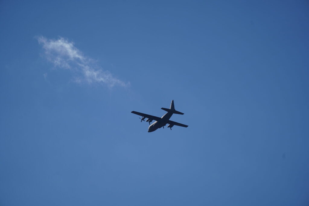 空を飛ぶジェット機